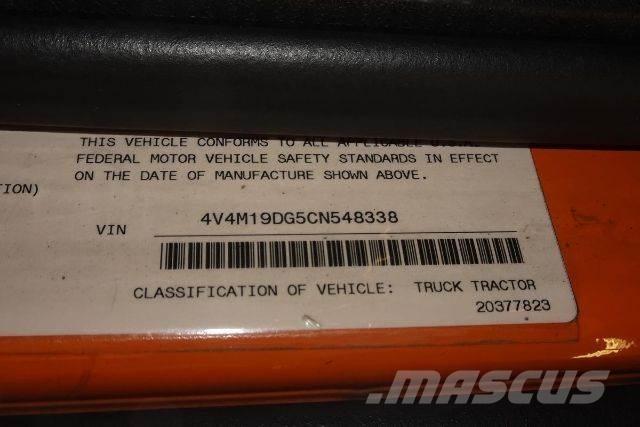 Volvo VNM42T Camiones con chasís y cabina