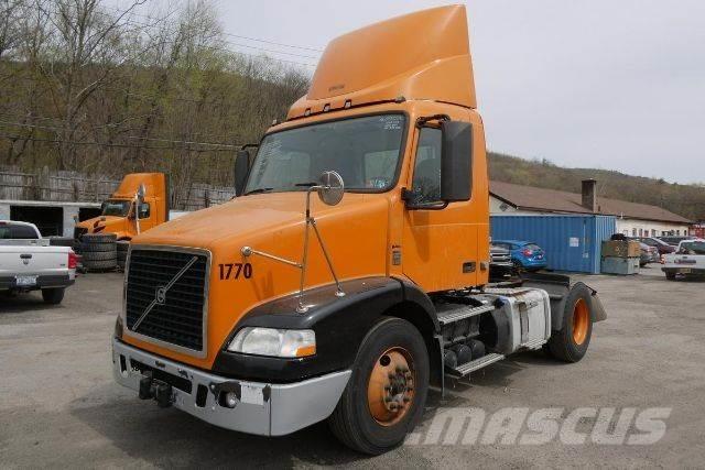Volvo VNM42T Camiones con chasís y cabina