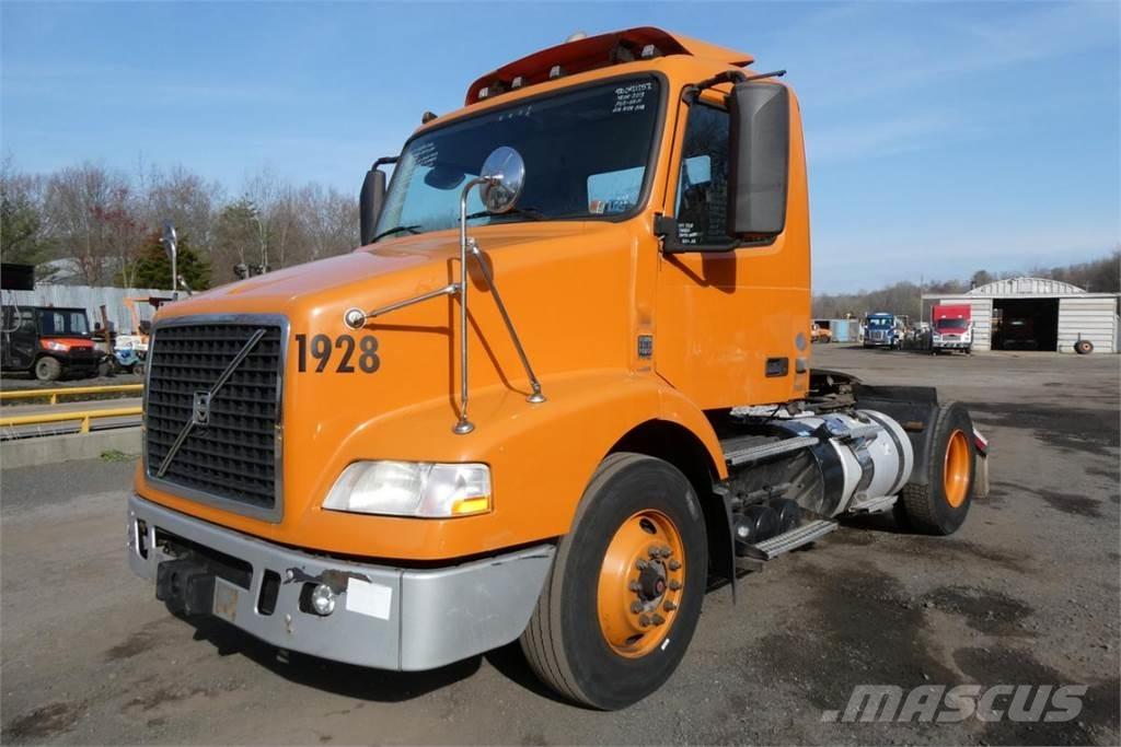 Volvo VNM42T Camiones con chasís y cabina