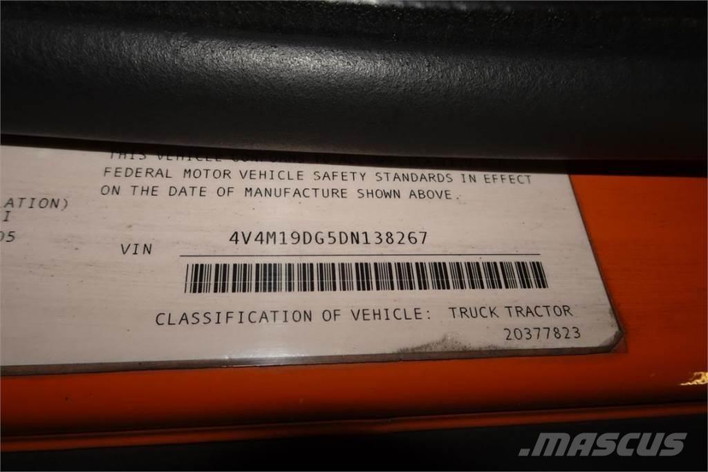 Volvo VNM42T Camiones con chasís y cabina