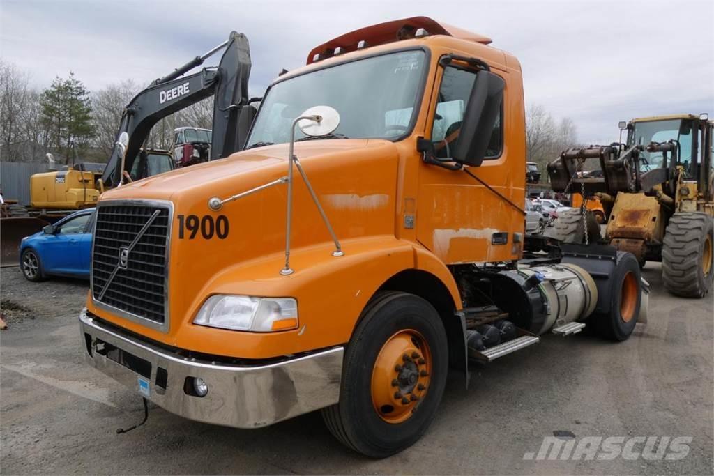 Volvo VNM42T Camiones con chasís y cabina