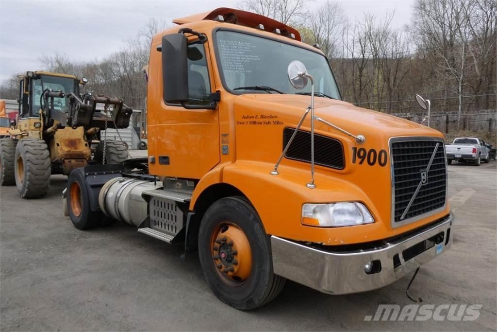 Volvo VNM42T Camiones con chasís y cabina