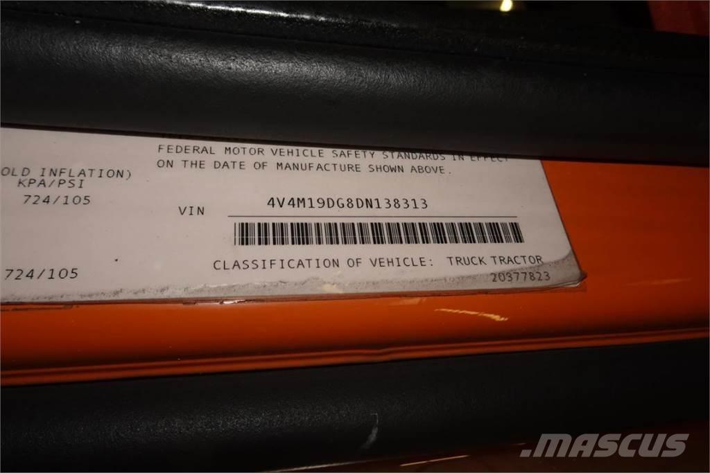 Volvo VNM42T Camiones con chasís y cabina