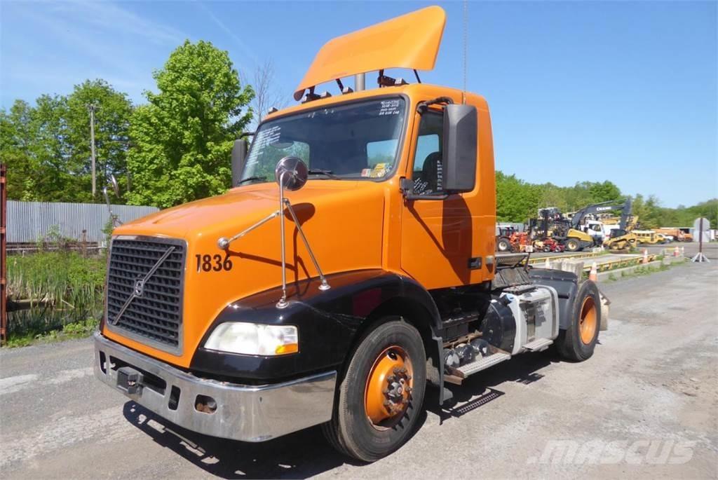 Volvo VNM42T Camiones con chasís y cabina