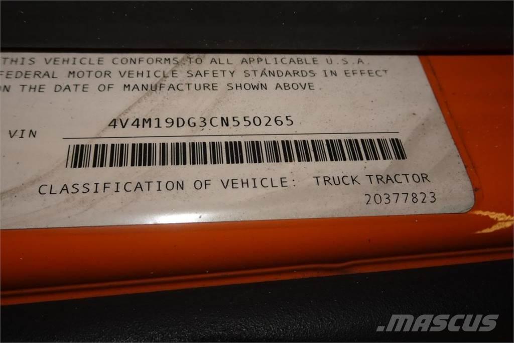 Volvo VNM42T Camiones con chasís y cabina