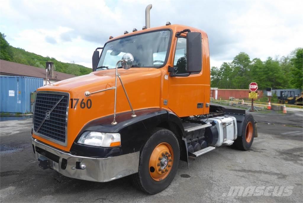 Volvo VNM42T Camiones con chasís y cabina