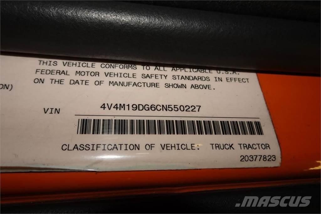 Volvo VNM42T Camiones con chasís y cabina