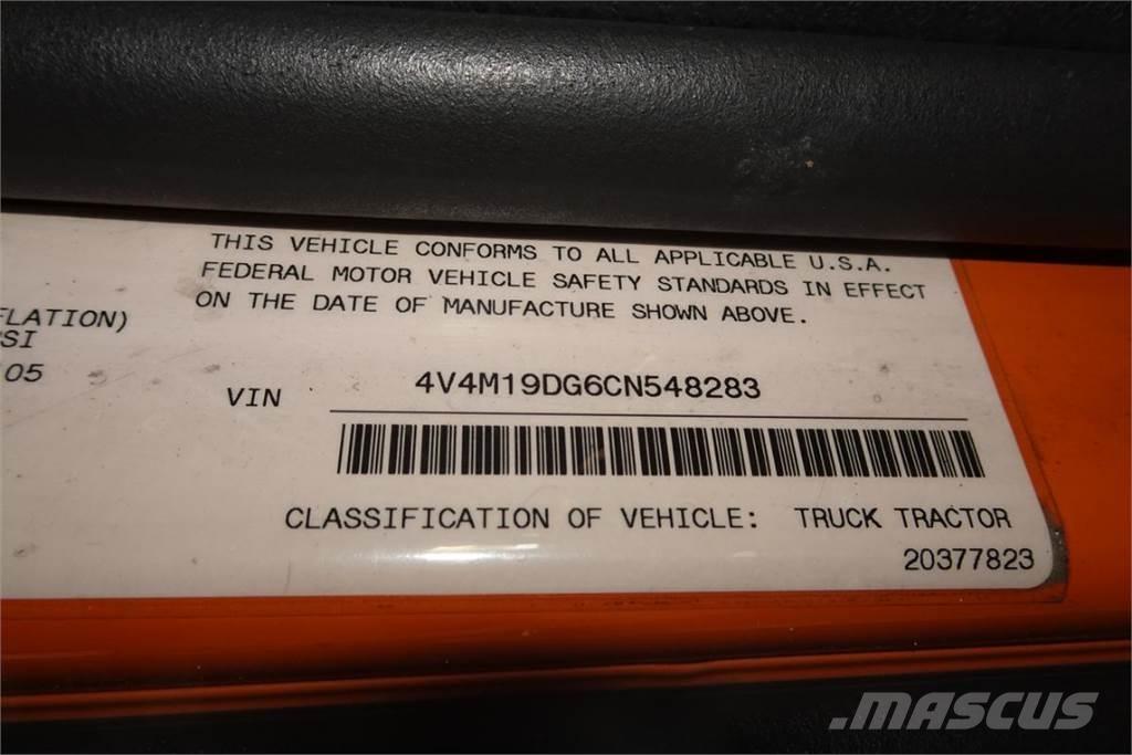 Volvo VNM42T Camiones con chasís y cabina