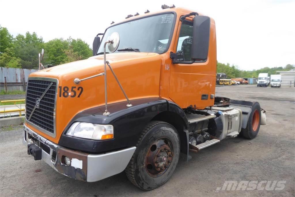 Volvo VNM42T Camiones con chasís y cabina