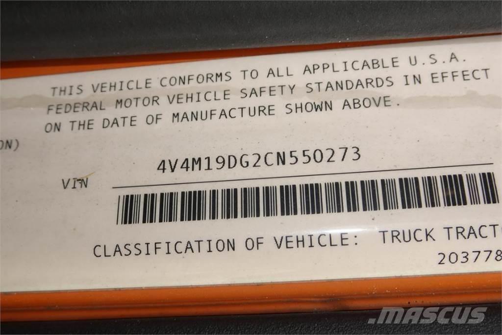 Volvo VNM42T Camiones con chasís y cabina