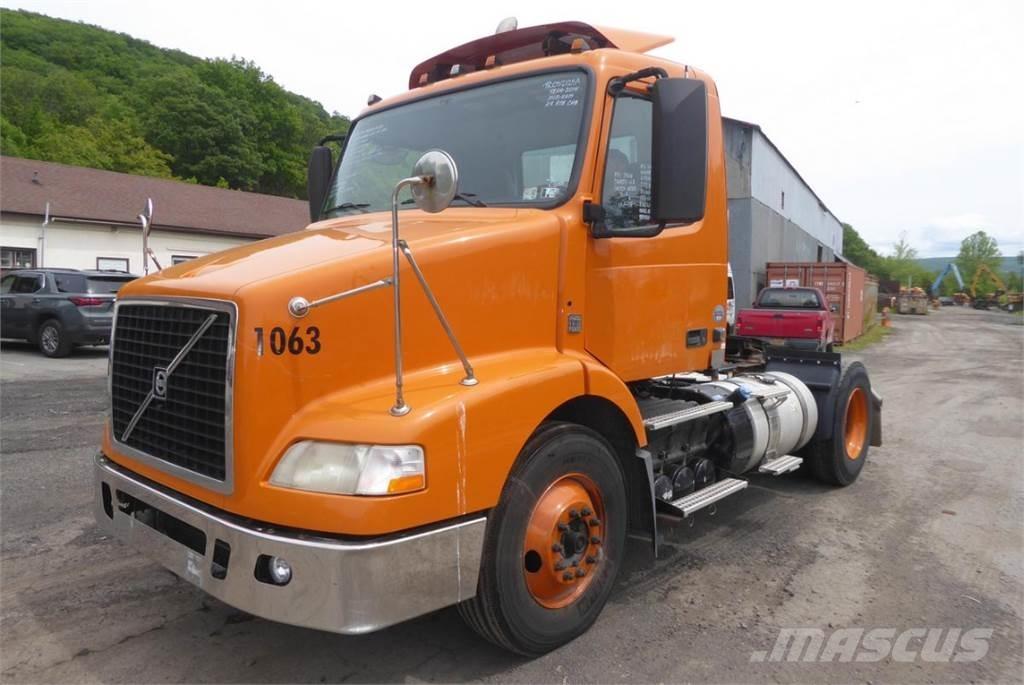 Volvo VNM42T Camiones con chasís y cabina