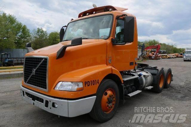 Volvo VNM64T Camiones con chasís y cabina