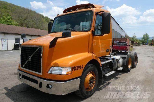 Volvo VNM64T Camiones con chasís y cabina