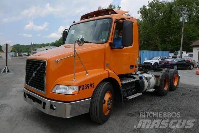 Volvo VNM64T Camiones con chasís y cabina