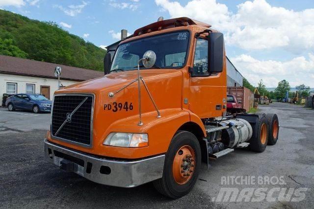 Volvo VNM64T Camiones con chasís y cabina