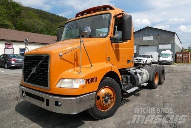 Volvo VNM64T Camiones con chasís y cabina