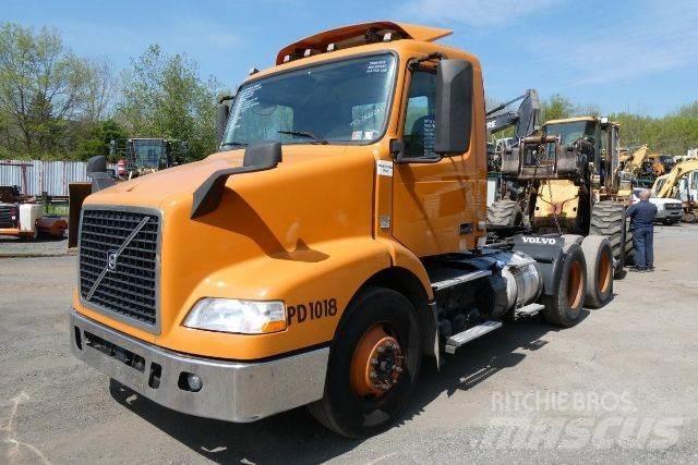 Volvo VNM64T Camiones con chasís y cabina