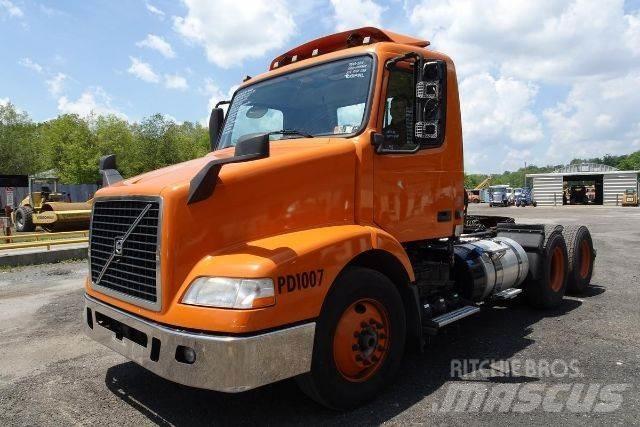 Volvo VNM64T Camiones con chasís y cabina