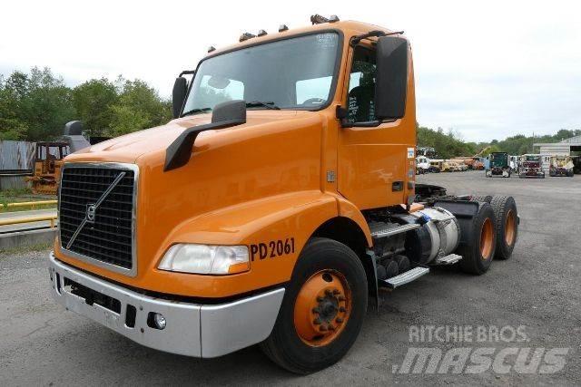 Volvo VNM64T Camiones con chasís y cabina