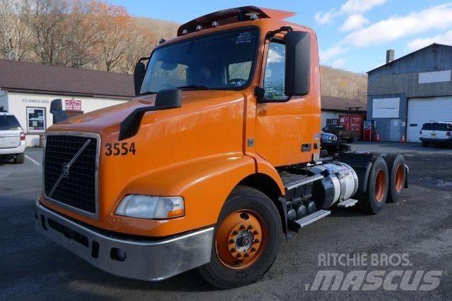 Volvo VNM64T Camiones con chasís y cabina