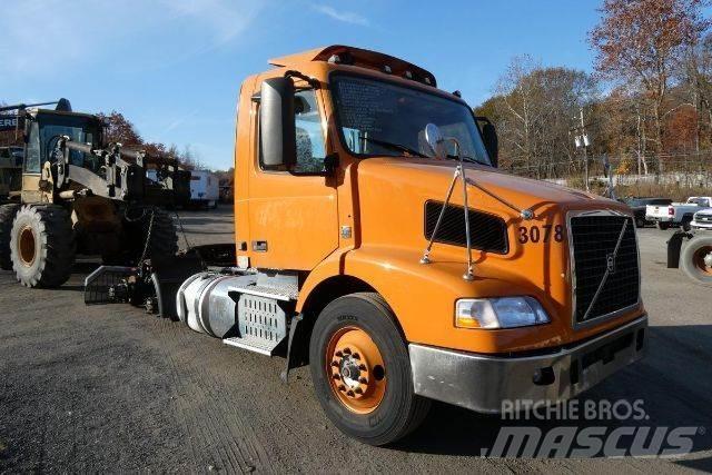 Volvo VNM64T Camiones con chasís y cabina