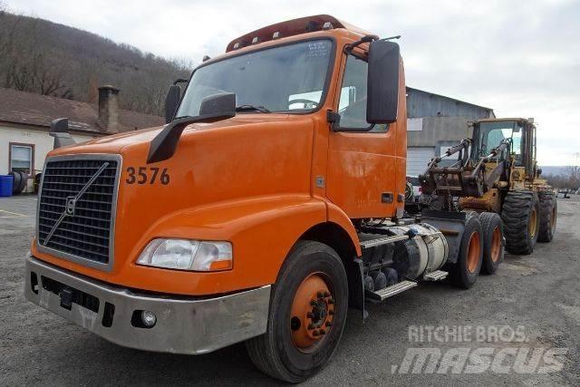 Volvo VNM64T Camiones con chasís y cabina