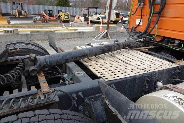 Volvo VNM64T Camiones con chasís y cabina