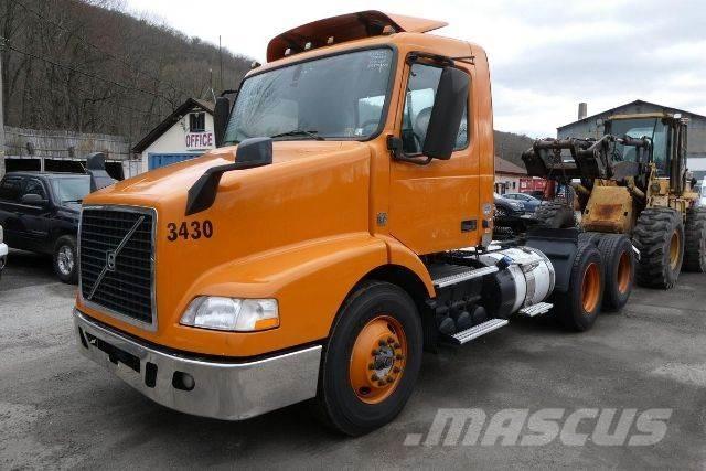 Volvo VNM64T Camiones con chasís y cabina