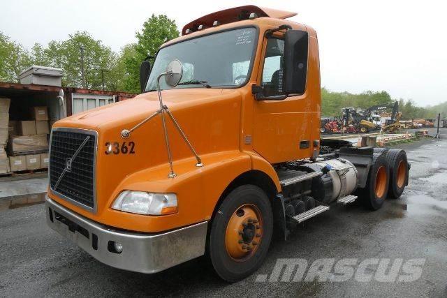 Volvo VNM64T Camiones con chasís y cabina