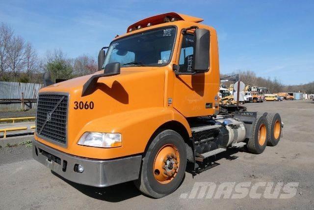 Volvo VNM64T Camiones con chasís y cabina