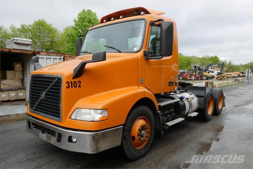 Volvo VNM64T Camiones con chasís y cabina