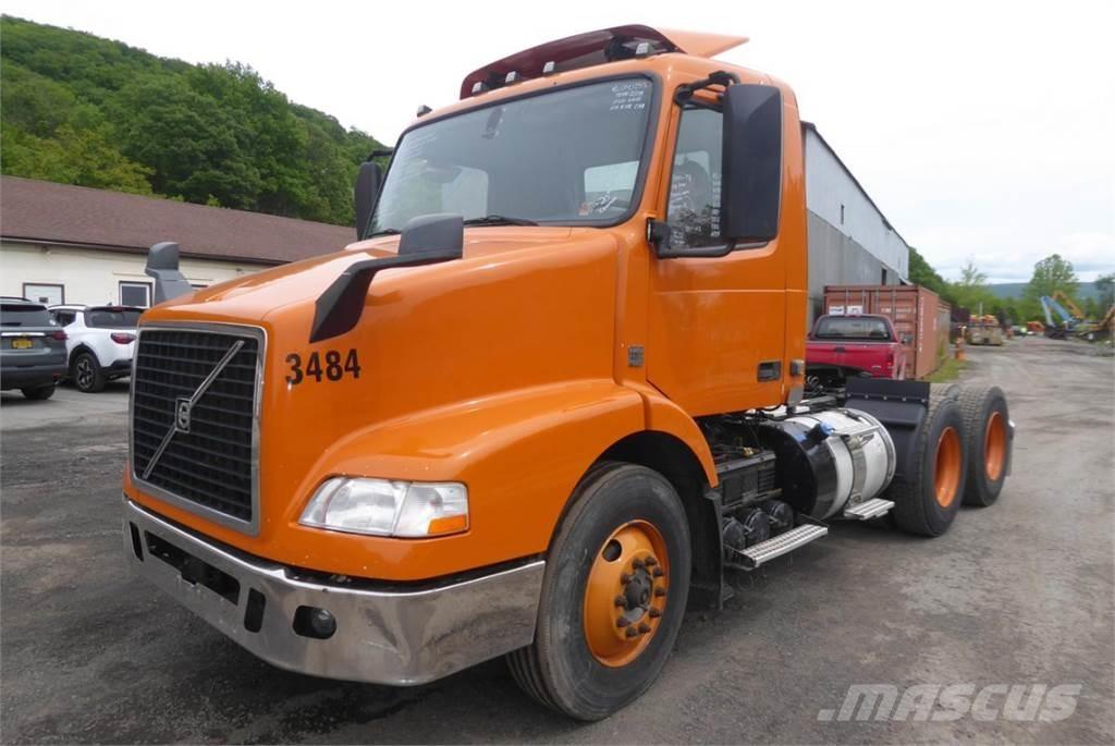 Volvo VNM64T Camiones con chasís y cabina