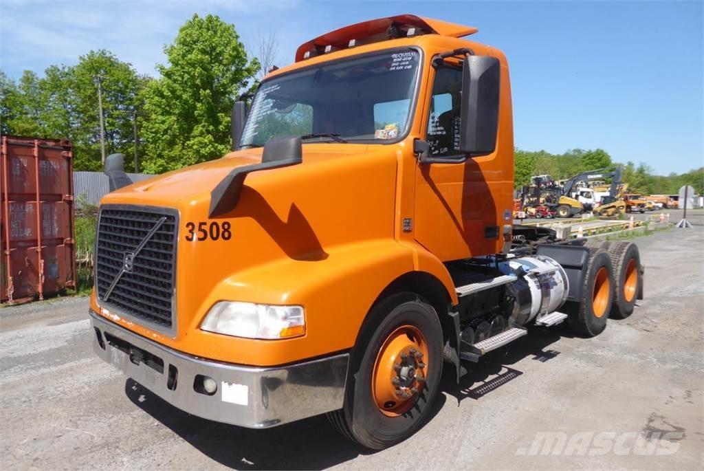 Volvo VNM64T Camiones con chasís y cabina