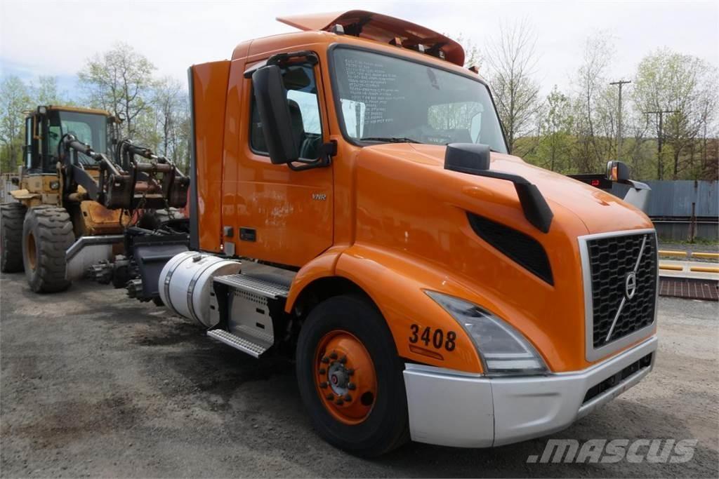 Volvo VNR64T300 Camiones con chasís y cabina