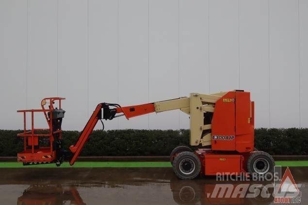 JLG E300AJP Plataformas con brazo de elevación manual