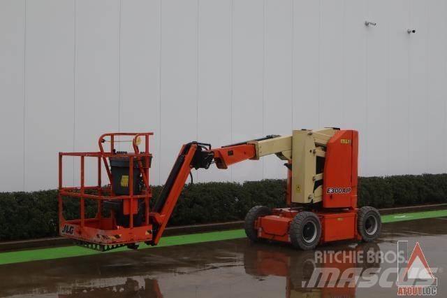 JLG E300AJP Plataformas con brazo de elevación manual