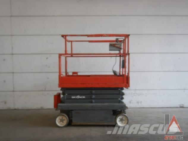SkyJack SJ3219 Plataformas con brazo de elevación manual