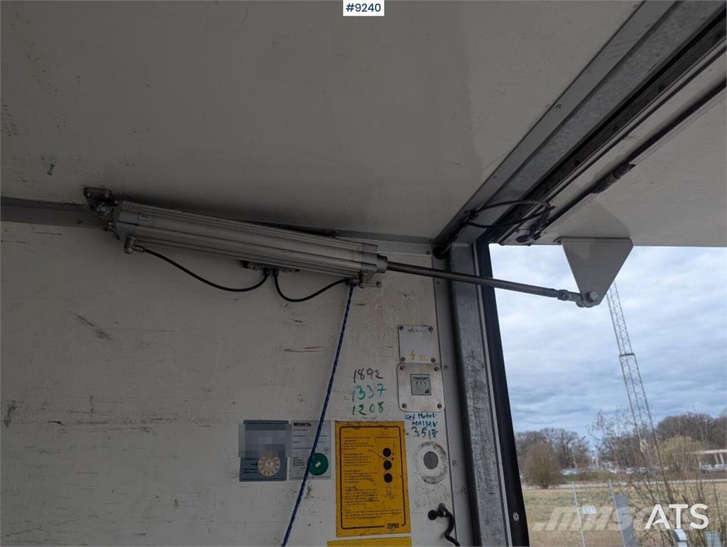 Mercedes-Benz ATEGO Camiones con caja de remolque