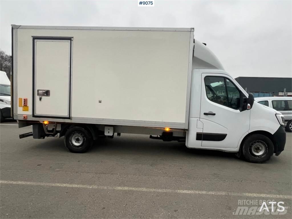 Renault Master Camiones con caja de remolque