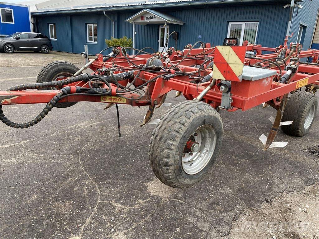 Brix Titan 11/ 300 Arrastradoras para campos