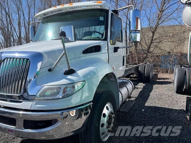 International 4400 Camiones de cama baja