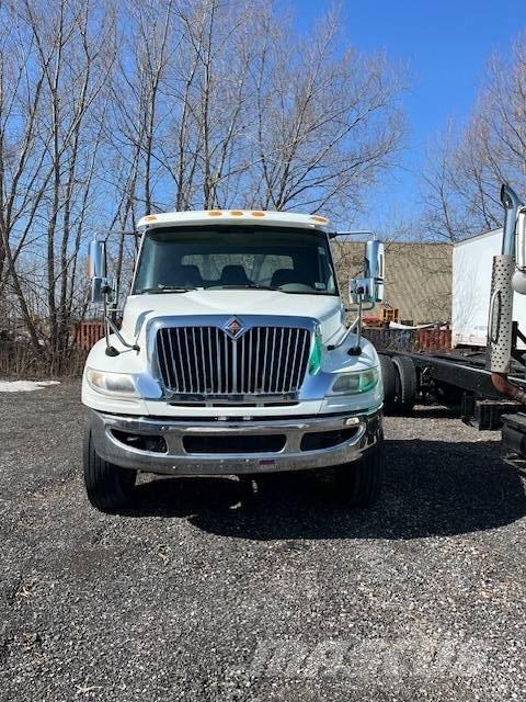 International 4400 Camiones de cama baja