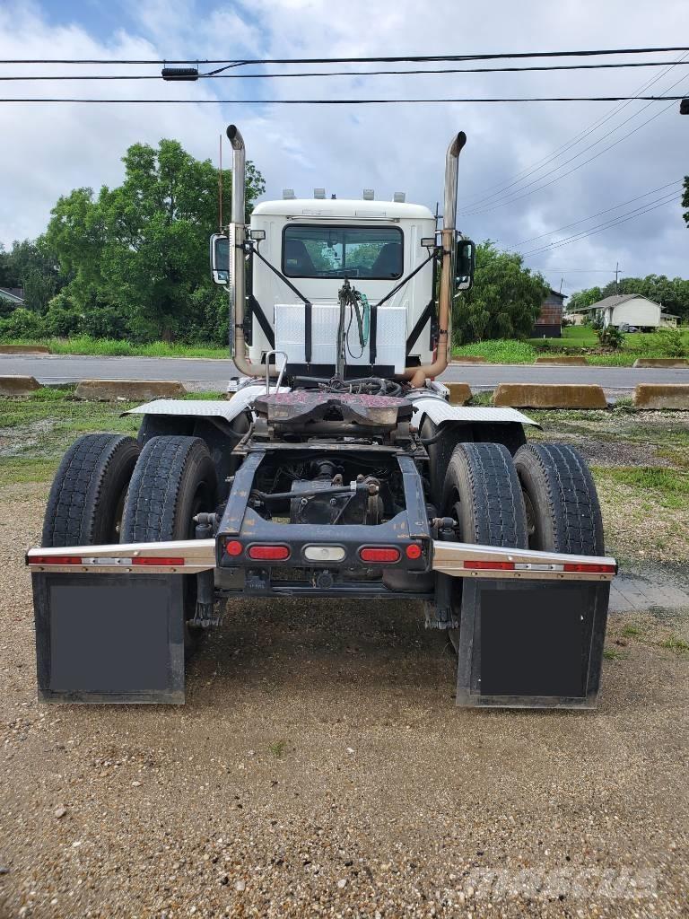 Mack P 164 T Camiones con chasís y cabina