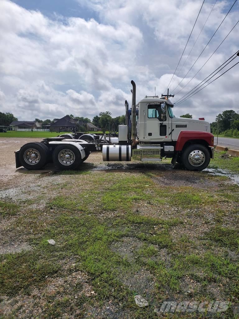 Mack P 164 T Camiones con chasís y cabina