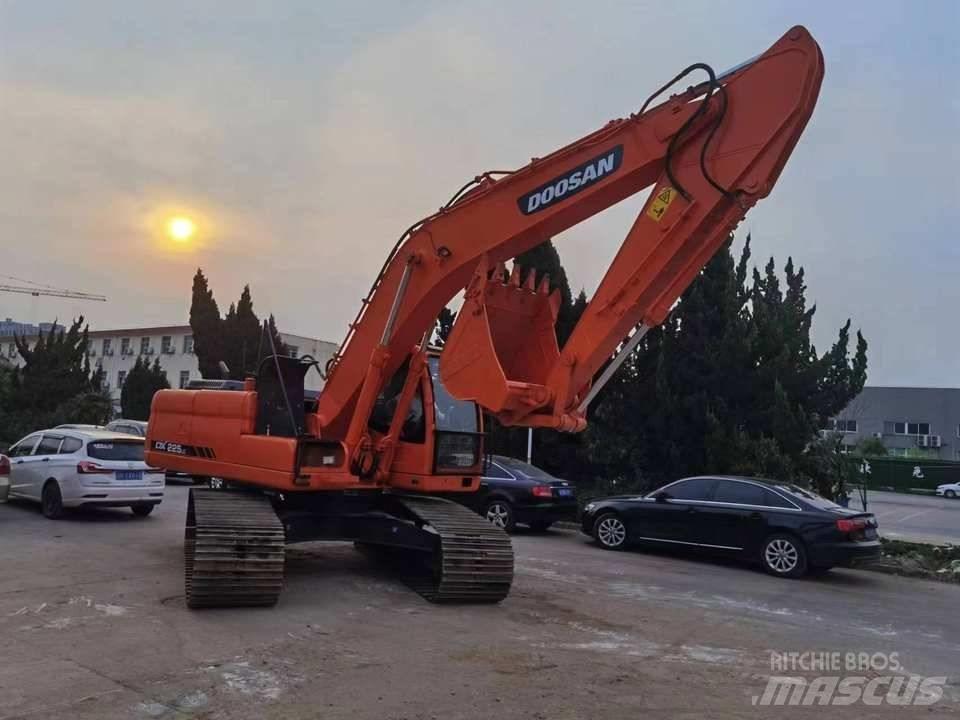 Doosan DX 225 Excavadoras sobre orugas