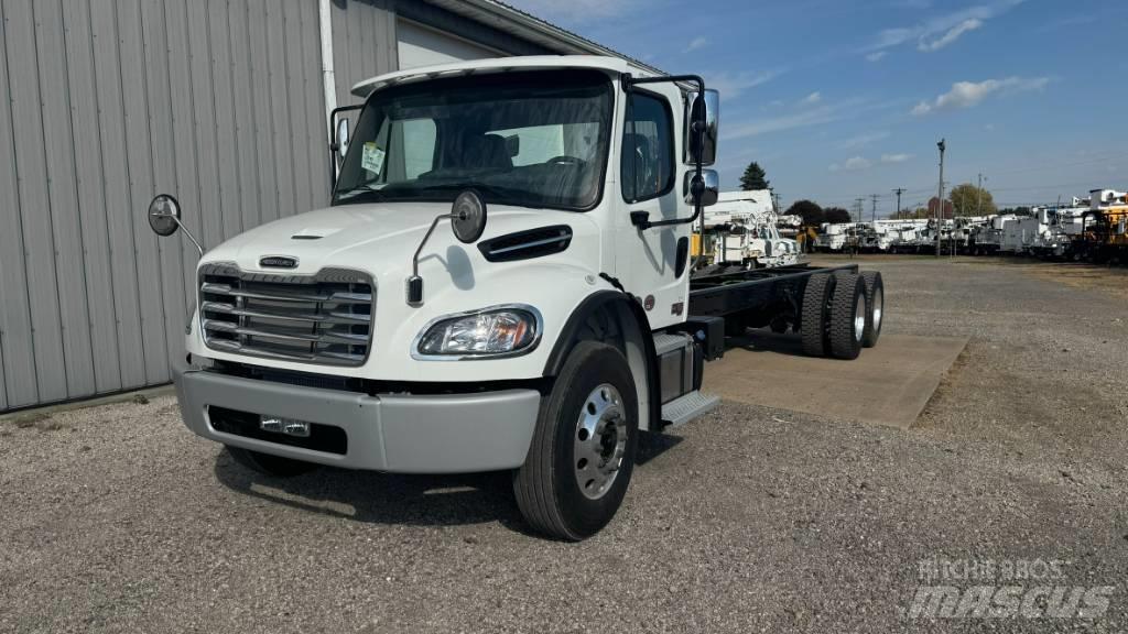 Freightliner M2 Camiones con chasís y cabina