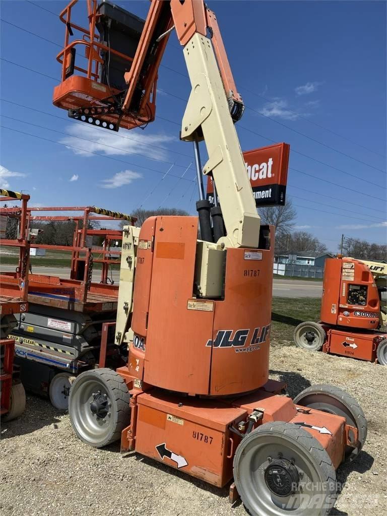 JLG E300AJP Plataformas con brazo de elevación manual