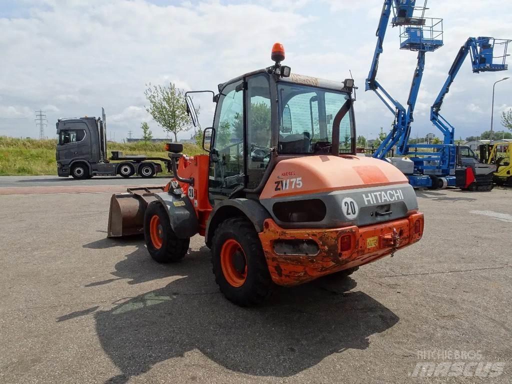 Hitachi ZW75 Otros