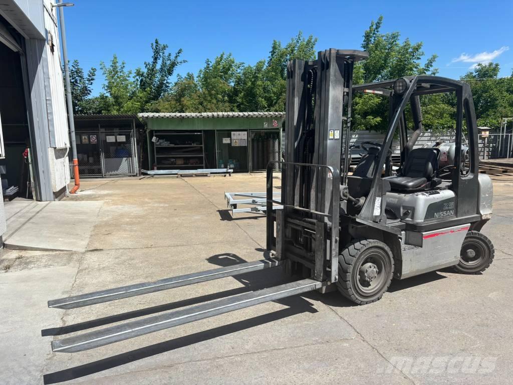 Nissan UD02A25PQ Camiones LPG