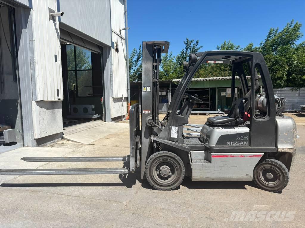 Nissan UD02A25PQ Camiones LPG
